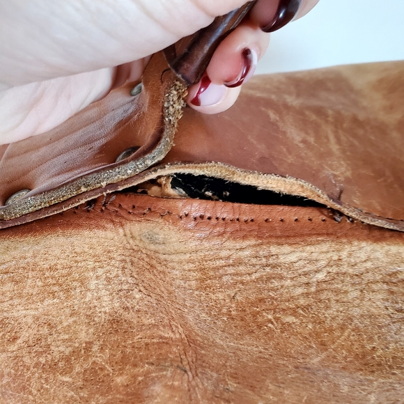 70's unisex distressed leather bag - Picture 4 of 8